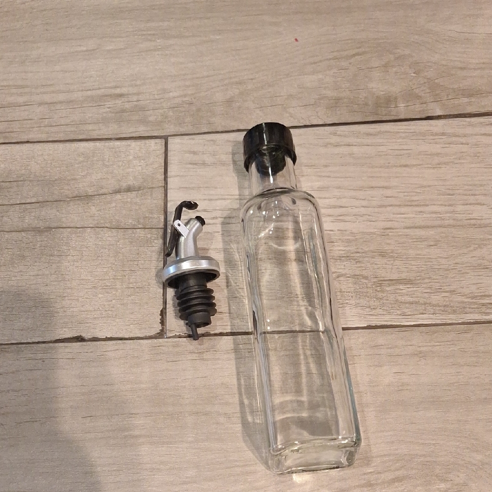 🦔Glass Oil Dispenser with Black Cap💘